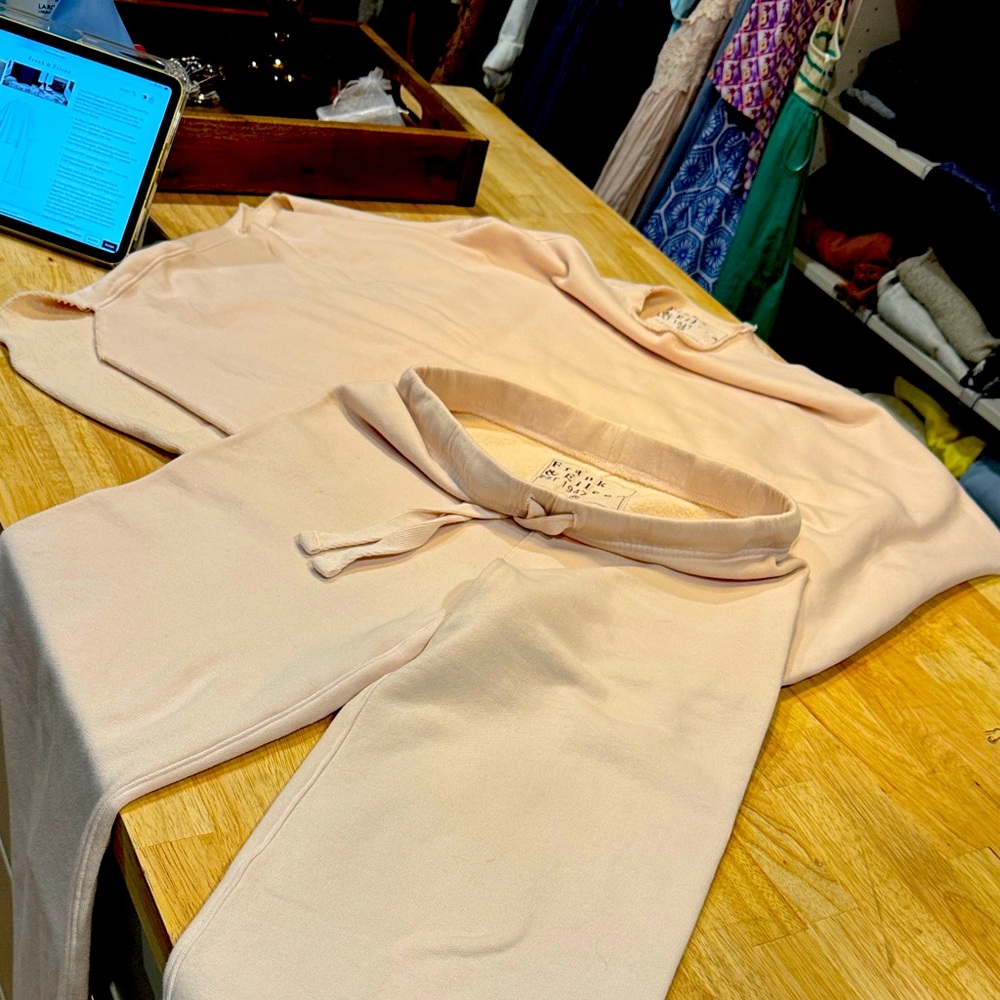 Frank & Eileen Malibu Travel Set in dusty rose!
Top is OS and bottoms are XS.